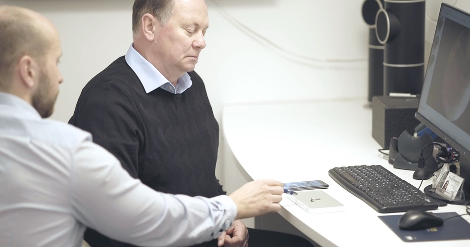 Das Bild zeigt einen Hörgeräteakustiker bei der Beratung zu Hörgeräten mit Bluetooth
