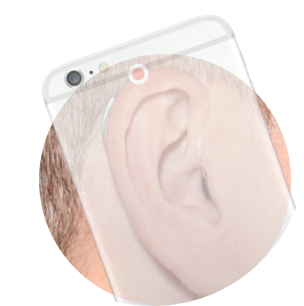 Hier auf dem Bild wird gezeigt, dass das Telefon knapp über die Ohrmuschel gehalten werden muss um den Hörer des Telefons an das Mikrofon Ihres hinter dem Ohr Hörgerätes zu bringen.