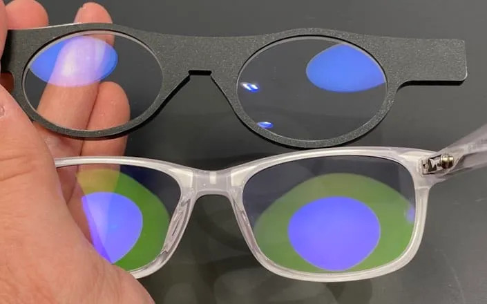 verschiedene blaue und grüne Reflexionen auf Brille